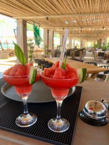 Dos cócteles en copas de martini en una bandeja sobre una mesa. en Sea Soul Hotel, en Bodrum City