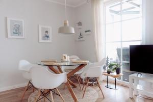Televisyen dan/atau pusat hiburan di Traumwohnung mit Stadthafen-Panorama! Zwei Schlafzimmer, Parkplatz