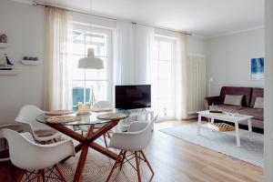 Televisyen dan/atau pusat hiburan di Traumwohnung mit Stadthafen-Panorama! Zwei Schlafzimmer, Parkplatz +41 gambar