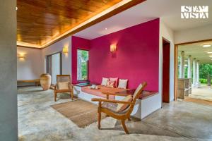 Ruang duduk di Jay House by StayVista - Leisure oasis with pool, snooker, table tennis & foosball fun +37 gambar