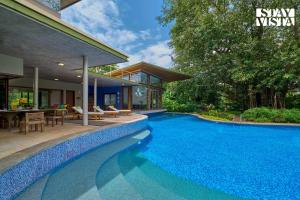 Kolam renang di atau dekat dengan Jay House by StayVista - Leisure oasis with pool, snooker, table tennis & foosball fun