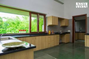 Dapur atau dapur kecil di Jay House by StayVista - Leisure oasis with pool, snooker, table tennis & foosball fun