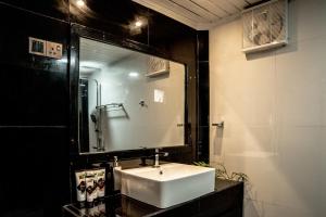 Un baño con un lavabo blanco y un espejo. en Villa Tuskaara, en Tangalle 23 fotos más