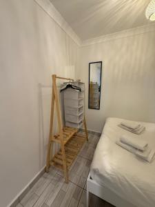 een kamer met een bed, een ladder en een spiegel bij Şişli Suites - Room41 in Istanbul