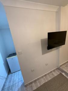 een flatscreen-tv aan een muur in een kamer bij Şişli Suites - Room41 in Istanbul