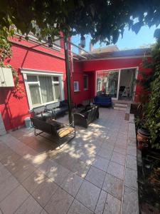 een terras met banken en een rood gebouw bij Şişli Suites - Room41 in Istanbul +3 foto's