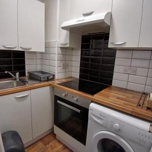 Kuchyň nebo kuchyňský kout v ubytování Whitehorse Gated Studio Apartment 1