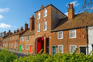 een rij stenen huizen op een straat bij Style Meets Soul - Famous Art House Close To Centre - Free Parking in Canterbury