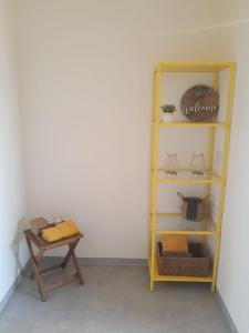 Un estante amarillo en una habitación con una mesa en Peaceful Stay in the Golan, en Sha'al
