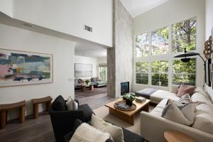 ein Wohnzimmer mit Sofa und Tisch in der Unterkunft Newport Coast Bungalow in Newport Beach