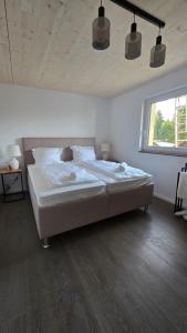 Postel nebo postele na pokoji v ubytování Quiet Guest Apartment in Peißenberg