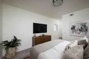 ein Schlafzimmer mit Bett und Flachbildfernseher in der Unterkunft Newport Coast Bungalow in Newport Beach