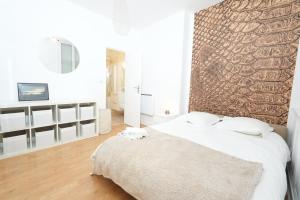 Postel nebo postele na pokoji v ubytování L'écrin lebrun - Hypercentre Bordeaux + 11 fotografií