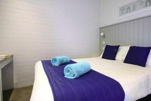 En eller flere senge i et værelse på Forest Edge 2 Bedroom Sublime Caravan with Hot Tub + 13 billeder