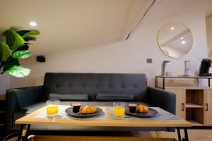 una mesa de centro con dos platos de comida y zumo de naranja en Moderne au cœur de ville, en Saint-Étienne