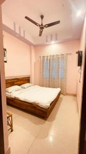 Ένα ή περισσότερα κρεβάτια σε δωμάτιο στο The Aradhya Gange Residency