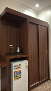 メディナにあるفندق المغاربي 1のキッチン(冷蔵庫、木製キャビネット付)