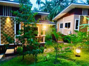 a house with a garden in front of it at Lucky Sky Homestay ลัคกี้สกายโฮมสเตย์ in Ban Nua
