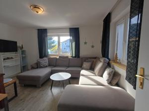 ein Wohnzimmer mit Couch und Tisch in der Unterkunft The Steinbock Lodge with garden and bbq in Zell am See
