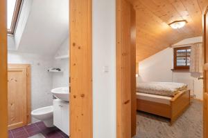 Un baño con lavabo y una cama en una habitación. en Stampferhof, en Fie allo Sciliar 63 fotos más