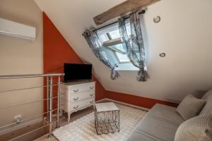 TV a/nebo společenská místnost v ubytování Gite de la Ferme du Château 2 - Studio Climatisé