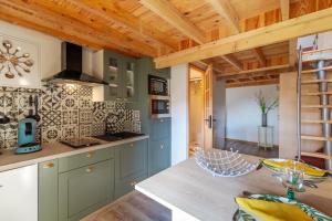 Kuchyň nebo kuchyňský kout v ubytování Gite de la Ferme du Château 2 - Studio Climatisé