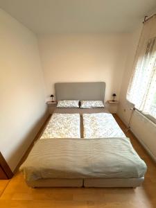 ein Schlafzimmer mit zwei Betten in einem Zimmer in der Unterkunft Alari Loft in Korbach