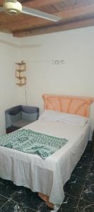 een slaapkamer met een bed en een bord dat liefde leest bij feel lik your home in Saint. Catherine