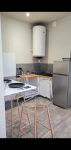 Η κουζίνα ή μικρή κουζίνα στο Le Nid douillet Proche centre-ville