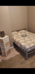 Ένα ή περισσότερα κρεβάτια σε δωμάτιο στο Le Nid douillet Proche centre-ville