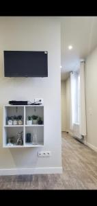 Μια τηλεόραση ή/και κέντρο ψυχαγωγίας στο Le Nid douillet Proche centre-ville +5 φωτογραφίες