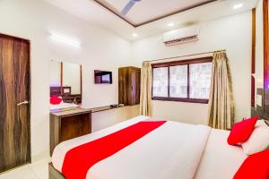ein Schlafzimmer mit einem Bett und einem Fenster in der Unterkunft Collection O Panchratna in Panvel