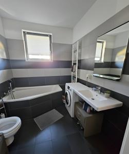 Un baño de Grand Summit Residence