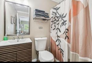 Et badeværelse på Studio retreat by the river + 13 billeder