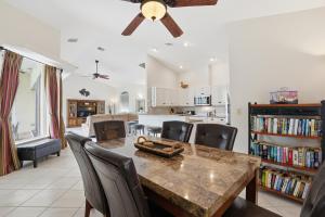 eine Küche und ein Esszimmer mit Tisch und Stühlen in der Unterkunft SUPERB LAKESIDE VILLA WITH PRIVATE POOL NAPLES in Naples