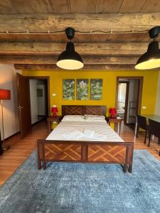a bedroom with a bed and a yellow wall at RaBi Rooms - Rafting & Bike Rooms in Valbrenta 