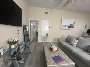 TV a/nebo společenská místnost v ubytování Yellow Sunshine