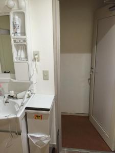 een badkamer met een wastafel en een spiegel bij Aun in Nagano