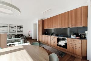 Η κουζίνα ή μικρή κουζίνα στο Laax Alpine Lodge by Quokka 360 - terrace with magnificent mountain views