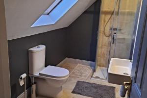 Koupelna v ubytování 2-Bed Apartment Sleeps 6 with Parking + 18 fotografií