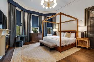 Un dormitorio con cama con dosel y una sala de estar. en White House Napa, en Napa 154 fotos más