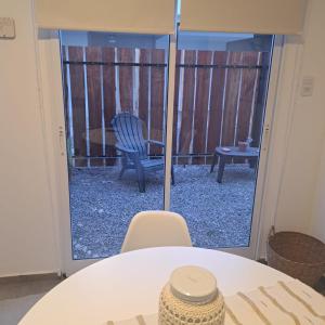 Zimmer mit einem Tisch, einem Stuhl und einem Fenster in der Unterkunft Departamento Ituzaingo in Rafaela