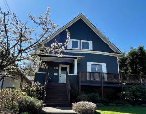 une maison bleue avec des escaliers en face de celle-ci dans l'établissement Heartbreak 30 day minimum, à Hood River