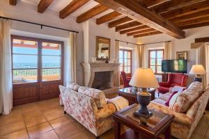 Una sala de estar con un sofá y una chimenea. en Finca Penya Redona, en Alquería Blanca