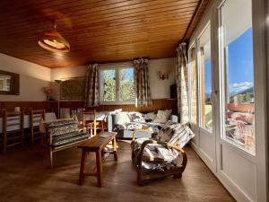 a living room with a couch and a table at Appartement confortable 3 pièces, 6 couchages, balcon, proche pistes et télécabine – La Salle-les-Alpes - FR-1-330F-101 in Serre Chevalier