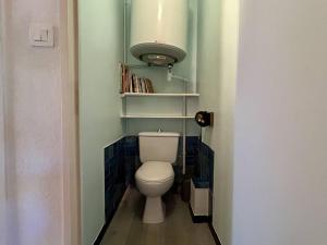 a bathroom with a white toilet in a room at Appartement confortable 3 pièces, 6 couchages, balcon, proche pistes et télécabine – La Salle-les-Alpes - FR-1-330F-101 in Serre Chevalier