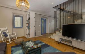 ein Wohnzimmer mit einem großen Flachbildfernseher in der Unterkunft Villa Castel Muschio by Villas Guide in Omišalj