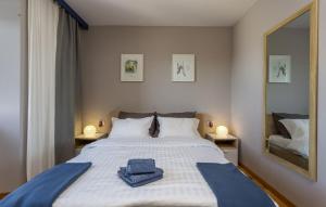 ein Schlafzimmer mit einem Bett, auf dem zwei Handtücher liegen in der Unterkunft Villa Castel Muschio by Villas Guide in Omišalj + 31 Fotos