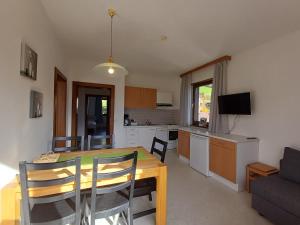 a kitchen and dining room with a table and chairs at Profelt`s Apartments Uttendorf - Steinbock Lodges in Uttendorf