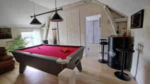 a living room with a pool table in it at Halte détente chez Sylvie près A71 Bourges - chambres avec sauna, billard, salle ciné in Civray
